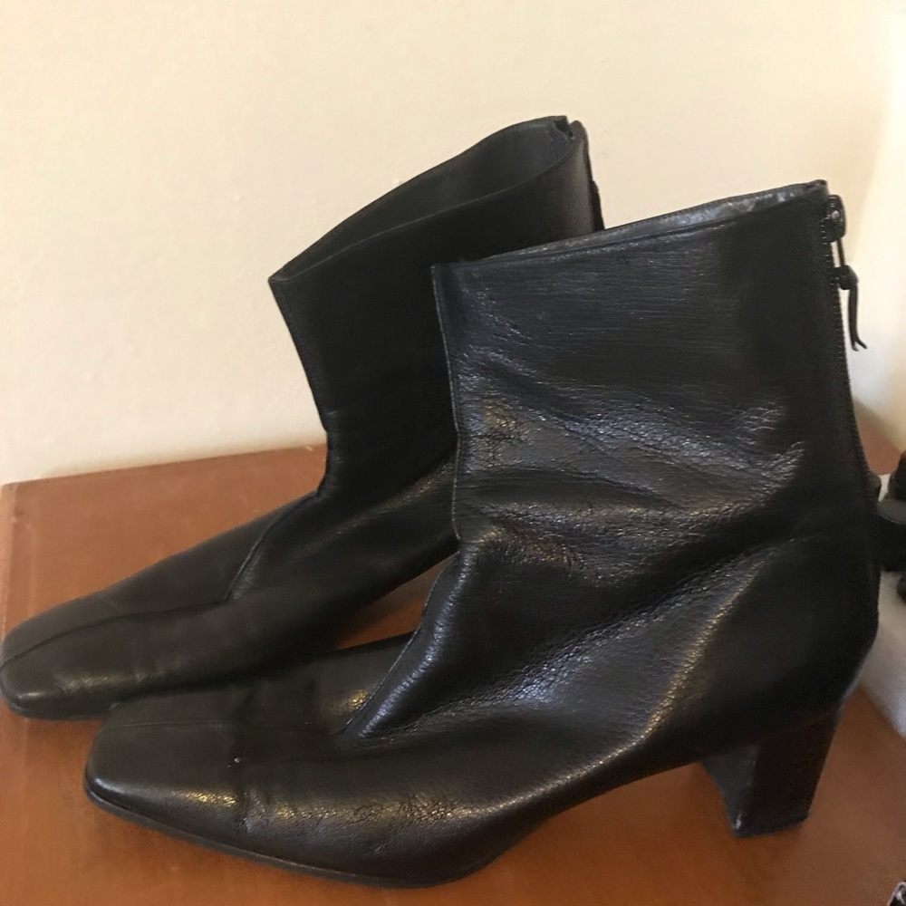 Beautiful dressy boots Stuart Weitzman Size 9M